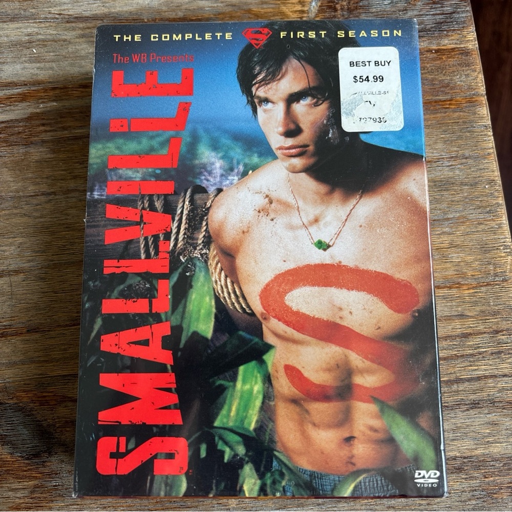 Smallville: Season 1 - The Complete First Season on DVD. SEALED